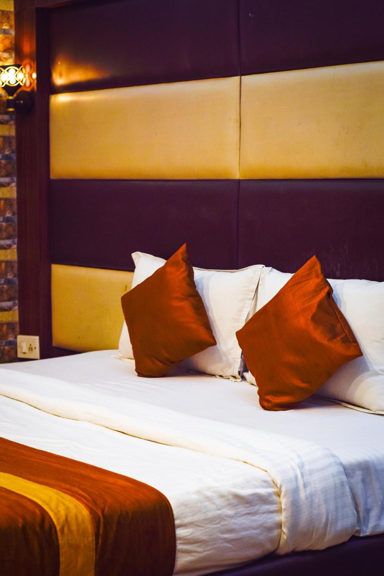 Hotel Diamond Suites Kalküta Dış mekan fotoğraf